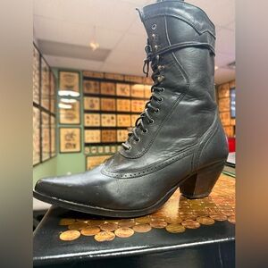Women’s Lace-Up Heeled Boot in Black